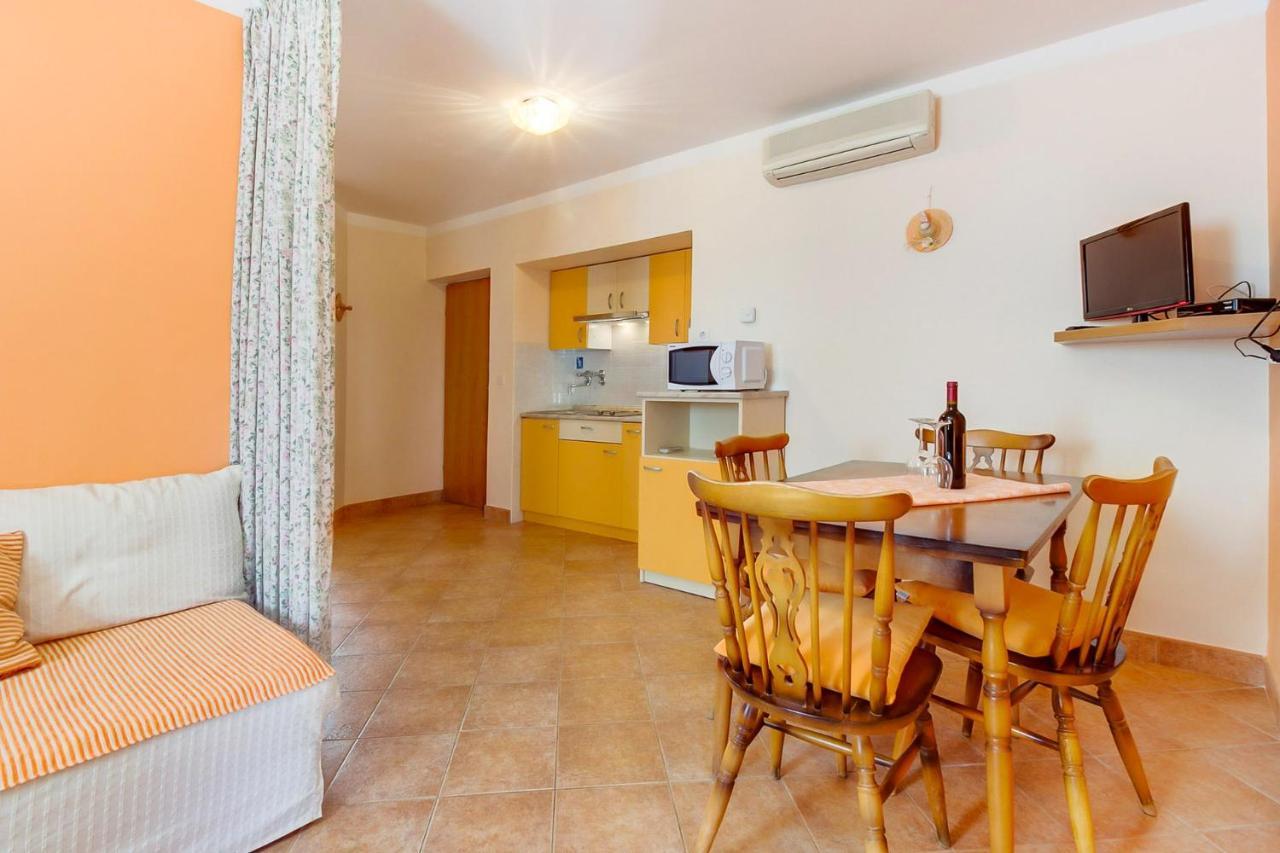 Apartments With A Parking Space มาลีโลชินจ์ ภายนอก รูปภาพ
